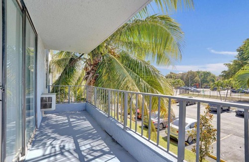 Golden Glades Apartment | Modern Miami Studio w King & Tub - 205
