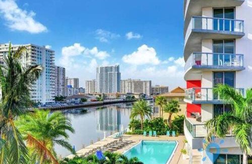 Hallandale Beach House | Modern New Studio Balcony & Pool