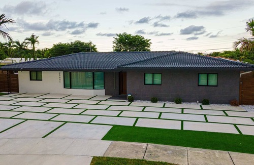 Highland Lakes Villa | Modern New Villa w/Cabana+Fire Pit & Fun Games