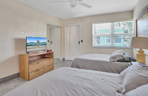 North Beach Apartment | Modern Ocean-side studio, 1BR/1bath, Hollywood, Free Parking + BBQ!