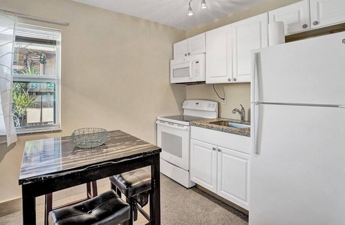 North Beach Apartment | Modern Ocean-side studio, 1BR/1bath, Hollywood, Free Parking + BBQ!