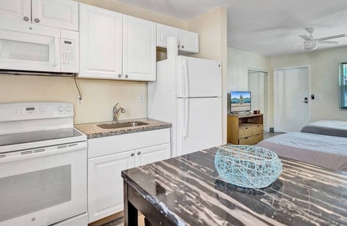 North Beach Apartment | Modern Ocean-side studio, 1BR/1bath, Hollywood, Free Parking + BBQ!