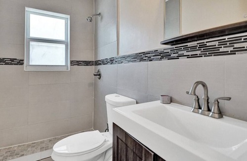 North Beach Apartment | Modern Ocean-side studio, 1BR/1bath, Hollywood, Free Parking + BBQ!