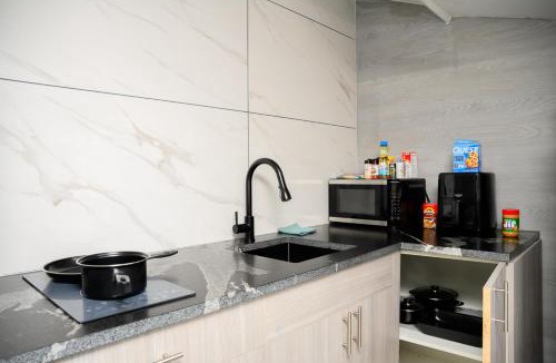 North Lauderdale House | Modern Private Studio w-Kitchen-Near Beach N-Dining FIFA World Cup Ready