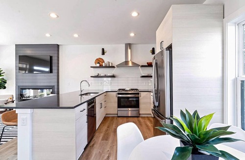 Northeast Virginia Beach Villa | Modern Private Townhome with Rooftop Deck & Ocean Views!