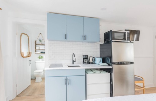 Dennis Port Apartment | Modern & Renovated Studio Condo - Steps to the Beach! - WiFi, Free Parking