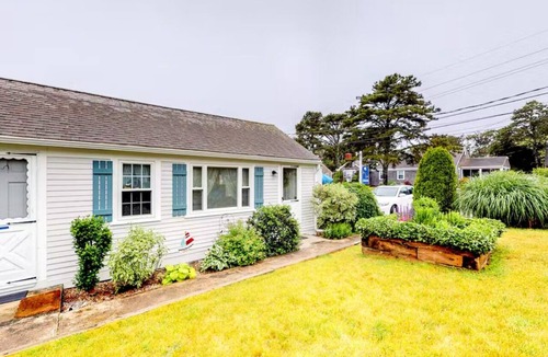 Dennis Port Apartment | Modern & Renovated Studio Condo - Steps to the Beach! - WiFi, Free Parking