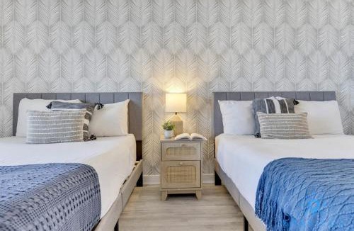 Hallandale Beach Hotel | Modern Resort Apartment with Balcony Pool Gym