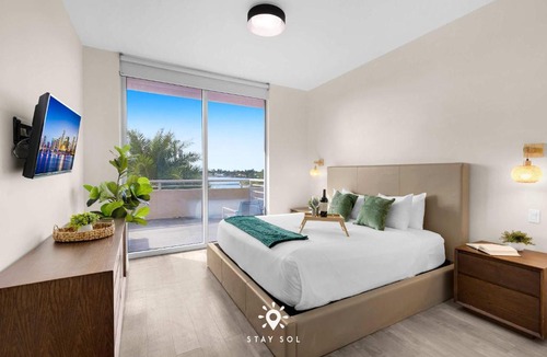 Hollywood Apartment | Modern Resort - Terrace - Up To 6 - Near Beach