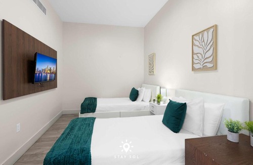 Hollywood Apartment | Modern Resort - Terrace - Up To 6 - Near Beach