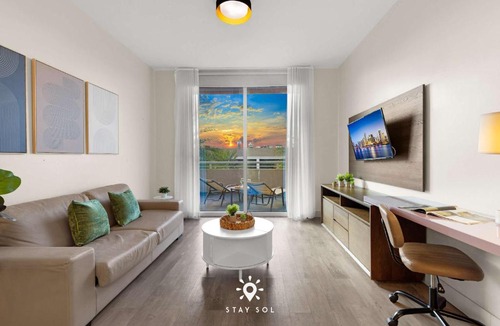 Hollywood Apartment | Modern Resort - Terrace - Up To 6 - Near Beach