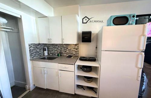 Parkside Apartment | Modern Retreat Near Hollywood Beach and Boardwalk 106-1