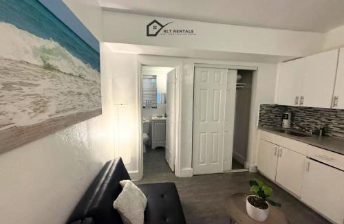 Parkside Apartment | Modern Retreat Near Hollywood Beach and Boardwalk 106-1