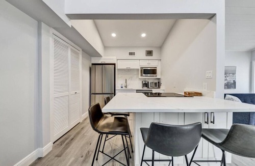Poinsettia Heights House | Modern Retreat w/Lush Backyard - Fort Lauderdale