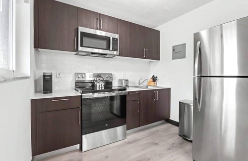Poinciana Park Apartment | Modern Retreat Near Beach, Airport & Las Olas
