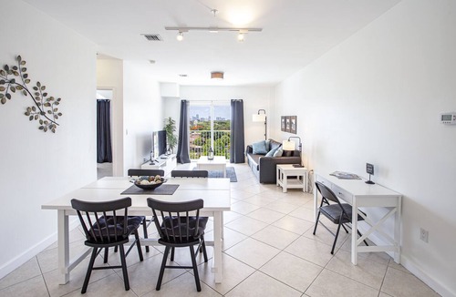 Coral Way Condo | Modern/Self Checkin/Parking/FastWIFI/PetsOk