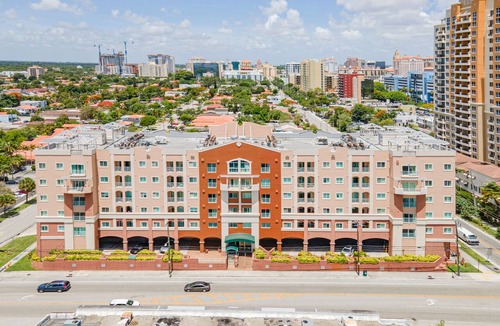Coral Way Condo | Modern/Self Checkin/Parking/FastWIFI/PetsOk