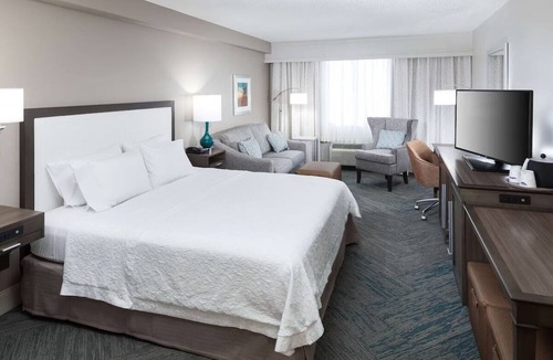 Downtown Fort Lauderdale Hotel | Modern Stay | Free Breakfast | 3.2 mi to Bonnet House Museum | Pets are Welcome