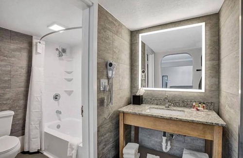 Downtown Hollywood Hotel | Modern Stay Near Hollywood Beach w/Pool, Gym & Free Breakfast