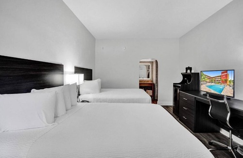 Downtown Hollywood Hotel | Modern Stay Near Hollywood Beach w/Pool, Gym & Free Breakfast
