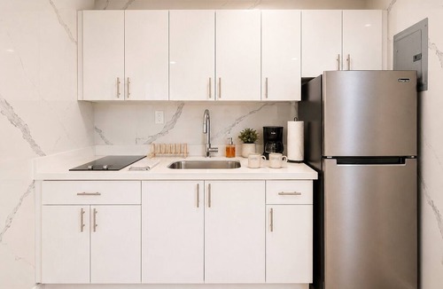 Royal Poinciana House | Modern Studio Escape - Parking Included