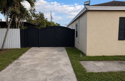 Royal Poinciana House | Modern Studio Escape - Parking Included
