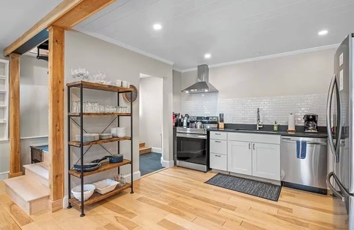 Marblehead House | Modern, thoughtfully set-up in heart of town