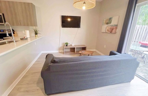 Golden Glades Condo | Modern Townhouse Minutes Beach | Free Parking