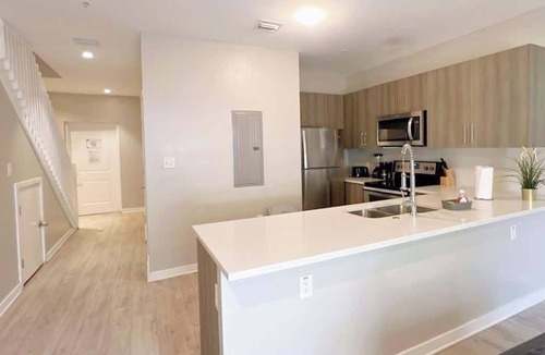 Golden Glades Condo | Modern Townhouse Minutes Beach | Free Parking