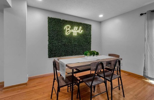 Willert Park Apartment | Modern Trendy Downtown