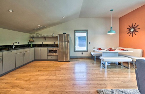 Southern Shores Apartment | ‘Modern Twist’ Apartment - 1 Mile to Beach!
