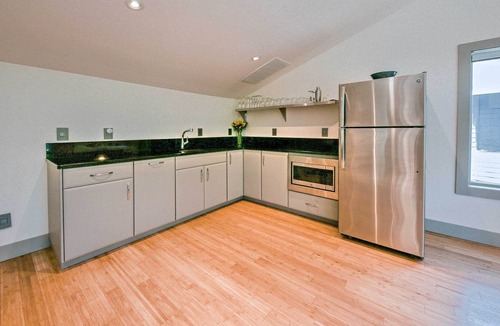 Southern Shores Apartment | ‘Modern Twist’ Apartment - 1 Mile to Beach!