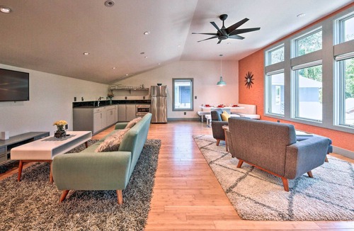 Southern Shores Apartment | ‘Modern Twist’ Apartment - 1 Mile to Beach!