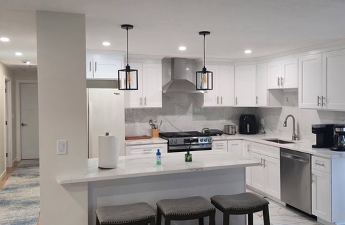 Norwood House | Modern Upper-Level Oasis, Minutes to Boston.