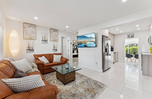 Oakland Park House | Modern Vacation Beach Home,Heated Pool, Tiki Hut & BBQ