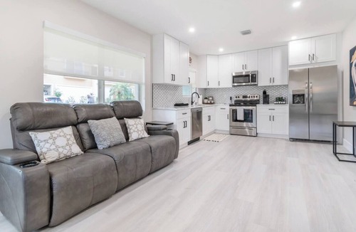 Lake Ridge Apartment | Modern Victoria Park Retreat | 30+ Night Stays Only