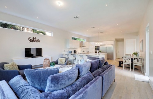 Hollywood Lakes Villa | Modern villa w/lake view, heated pool & grill