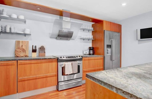 Poinsettia Heights House | Modern Villa w/Heated Pool+Outdoor Amenities+WFH