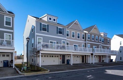 West Ocean City House | 🏖️Modern West OC Retreat New Carpet, Fresh Paint Pool + Fitness Center🏖️