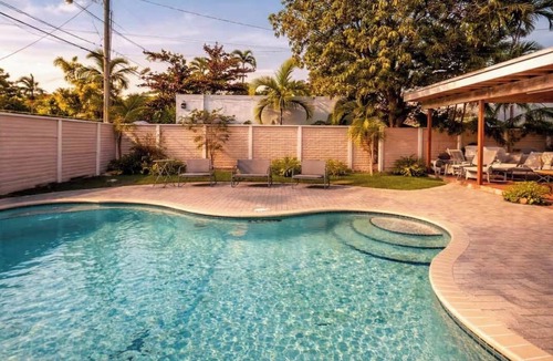 The Roads House | Modest, Simple house in Brickell/Miami with PRIVATE POOL