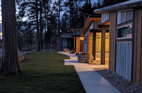 Bigfork Cabin | Montana ponderosa Cabin #3- Close walk to Flathead Lake and Near Glacier Park