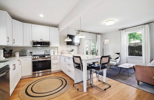 Belmont House | Montrose Manor- In the heart of Belmont!