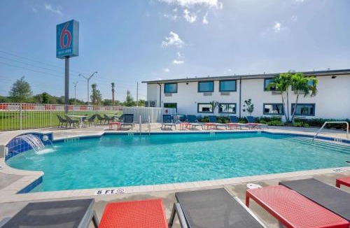 River Oaks Hotel | Motel 6-Fort Lauderdale, FL