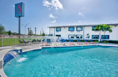 River Oaks Hotel | Motel 6-Fort Lauderdale, FL