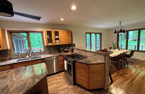 Mountainville Cabin | Mountain Brook Cabin w/4-bedroom in lovely Cornwall with Jacuzzi Tub and Sauna
