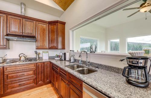 Rexford House | Mountain & Lake View: Rexford Estate on 28 Acres!