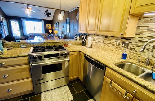 Edray Cabin | Mountain Mama’s Retreat Ski In/Ski Out, Hot Tub