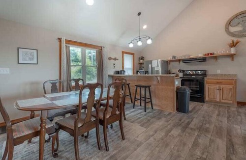 Rileyville House | Mountain-View Cabin near Luray · Sunset Views & Hot Tub · Sleeps 4