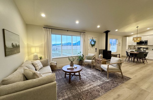 Columbia Falls House | Mountain View @ the Big Black Barn near Glacier! NEW & luxurious!