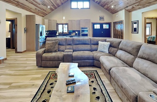 McHenry House | Mountain Whisper | Hot Tub, Fire Pit, Arcade Table